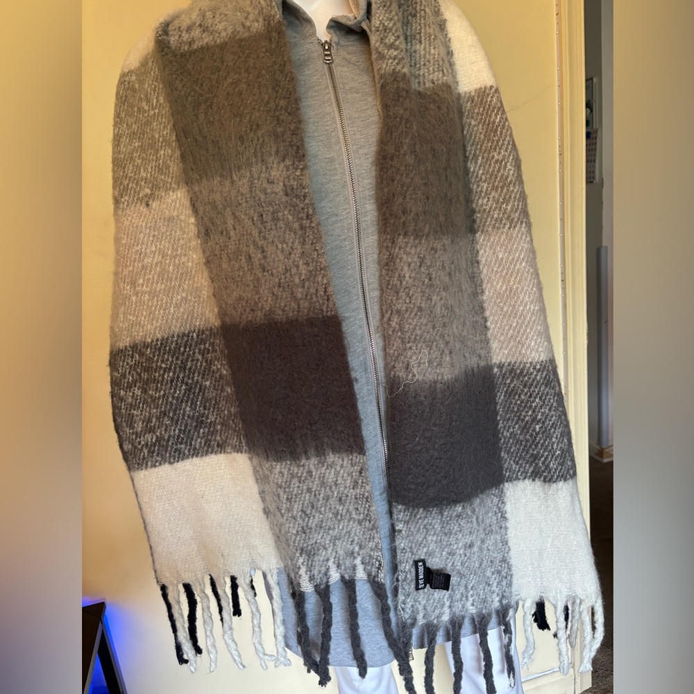Steve Madden Plaid Scarf in Gray and White